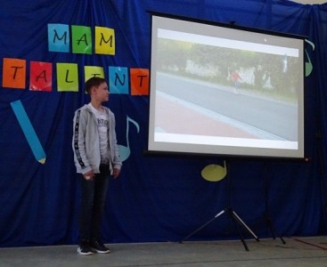 Wojtek pokazuje film dotyczący żonglerki i jazdy na monocyklu - powiększ