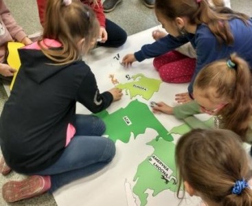 Uczniowie tworzą mapę świata - powiększ