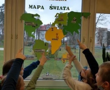 Uczniowie tworzą mapę świata - powiększ