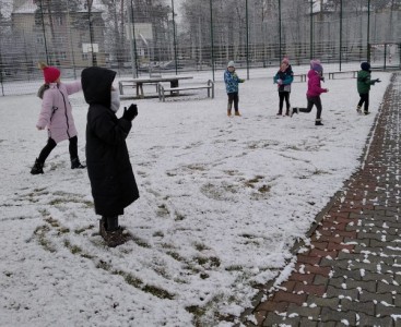 Dzieci bawią się na śniegu. - powiększ