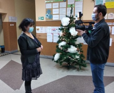 Dyrektor szkoły w Rogach udziela wywiadu telewizji kablowej - powiększ