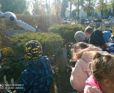 Dzieci na cmentarzu - powiększ