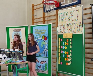 Uczniowie w czasie Turnieju Ekologicznego - powiększ