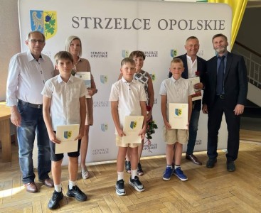 Wyróżnieni uczniowie w ratuszu - powiększ