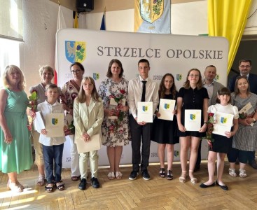 Wyróżnieni uczniowie w ratuszu - powiększ