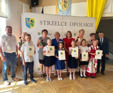 Wyróżnieni uczniowie w ratuszu - powiększ