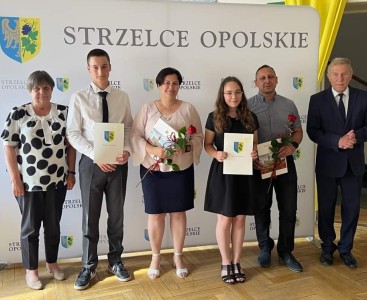 Wyróżnieni uczniowie w ratuszu - powiększ